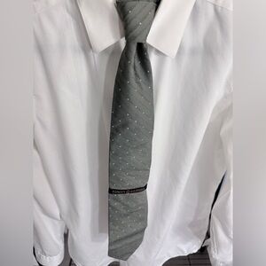 DS Tommy Hilfiger Gray and Blue Patterned Silk Tie w/ original tags.